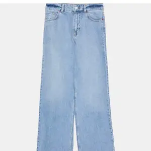 Så snygga jeans från Zara, pasar tyvärr inte mig💕 är köpta här på Plick men är i mycket bra skick ändå💕 strl 38, jag är 36 kan dock också ha dom💕 de är ljusare i verkligheten