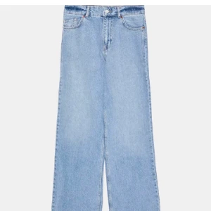 Super snygga jeans!! - Så snygga jeans från Zara, pasar tyvärr inte mig💕 är köpta här på Plick men är i mycket bra skick ändå💕 strl 38, jag är 36 kan dock också ha dom💕 de är ljusare i verkligheten