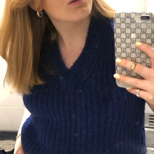 Stickad väst DesignbySi - Säljer denna sjukt snygga stickade västen från DesignbySi då den tyvärr inte kommer till användning längre, använd ett fåtal gånger❤️ BUDA:) (köparen står för frakt, 63kr)