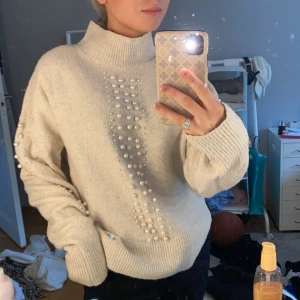 Stickad tröja - Stickad skön tröja i bra kvalite! Fina dekorations pärlor;) passar även Xs och M:)