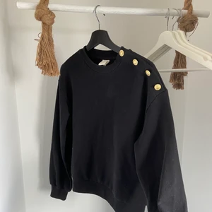 Sweatshirt från H&M - En superfin tröja med knappar på vänster arm vilket jag tycker är en superfin detalj. Säljer på grund av att den kommer tyvärr inte till användning. Köparen står för frakt💜