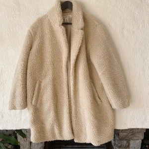 Teddyjacka - Väl använd men i fint skick. Så mysig och varm, täcker rumpan för mig som är 170cm. Frakt tillkommer 🤍