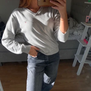 Gant tröja  - Jättesnygg och basic tröja ifrån gant! Ganska så använd men inte heller något som syns! Står inte en exakt storlek på tröjan men den passar mig perfekt som vanligtvis har storlek S. Skriv privat om ni vill ha fler eller bättre bilder, kan mötas upp men annars står köparen för frakten💓