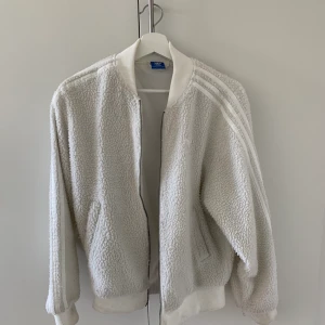 ADIDAS JACKA STRL 36 - Jacka från adidas, storlek 36