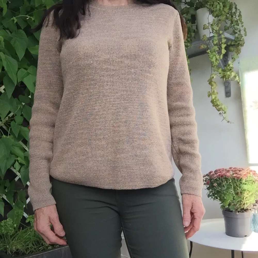 Storlek S . Passar 38-40 Beige. Härlig skön tröjer som passar jeans som sjol. 96% Bomull 4% Polyester. Har aldrig användt den eftersom färgen passade inte riktigt mig.  90 kr + frakt. Stickat.