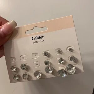 Örhängen  - Flertal örhängen, fraktas med andra varor