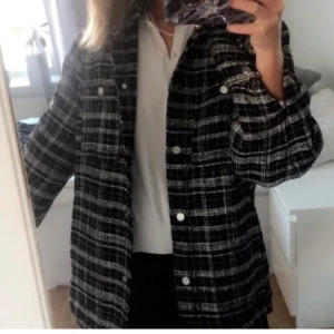 Kappa - Säljer min super fina rutiga kappa från HM, väldigt bra skick 💞💞💞 frakt ingår inte!!