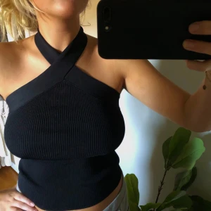 Fest topp zara  - Topp som inte kommit till användning då den är för tajt i bysten för mig. Kan vikas ner till bandou också, as snygg till fest! 🖤75kr eller högsta bud. 130 HÖGSTA bud