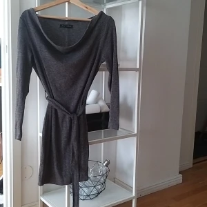 Klänning - Klänning. Som ny. Använd 1-2 gånger. Storlek S/36