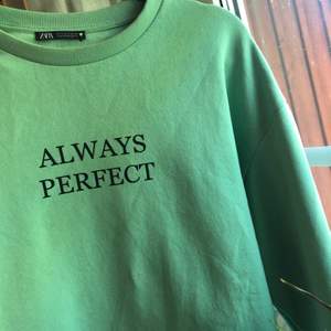 Grön, (färgen kommer inte fram i bild men mest i första bilden) jätte skön sweatshirt från Zara. I nyskick, köpt för 190kr