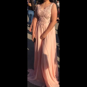 Balklänning - En otrolig fin balklänning som passar vem som helst! 🌸Paljetterna lyser och materialet är mäktigt💫  färgen ärer åt puderrosa. 🎀 (Skriv för fler bilder, kunden står för frakten som summan varierar beroende på varans vikt) 