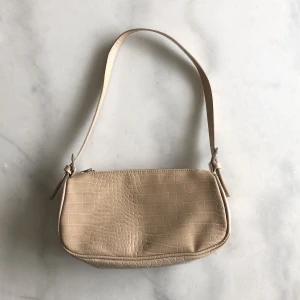 Baugetteväska  - Beige väska från Gina Tricot nypris 349kr. Använd 1 gång, som ny! Litet fack på insidan. Frakten är inräknad i priset! 