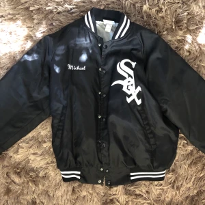 Collegejacka  - Jackan är köpt second hand och märket är amerikanskt, collegejacka/varsityjacka (högsta budet är på 360)