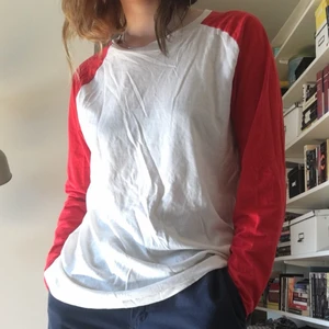 Röd baseball tröja - Cool och skön basebolltröja med röda långa ärmar från Weekday, storlek M, rätt stor på mig som brukar ha S-XS, ärmarna går över händerna lite. ⚾️❤️ fraktkostnad 44 kr men kan även mötas upp i stockholm.