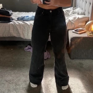 Wide Jeans - Visa jeans från Monki, smuts-svarta, perfekta färgen! ❤️size 26