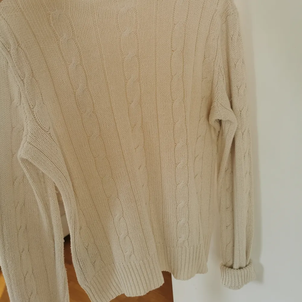 Stickad tröja från Ralph Lauren, fin detalj med knappar, strl L, liten i storleken, frakt ingår i priset 💕. Stickat.