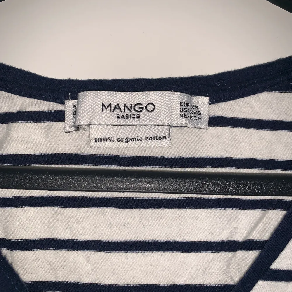 Jätteskön t-shirt från mango i storlek xs! Säljer pga för liten, endast använd ett fåtal gånger. Frakt tillkommer!. T-shirts.