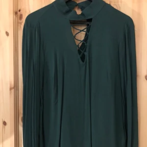 Oanvänd blus i storlek: 38 - fri frakt  - Helt oanvänd blus i storlek 38, fick i present men använde aldrig