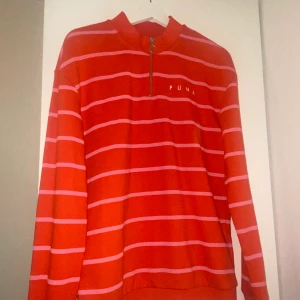 Puma tröja - Orange/röd puma sweatshirt med rosa ränder! Superfin men pga att det är väldigt oversized äger jag även en i xxs. Köpes på ASOS för två somrar sen för ca 900 kr.