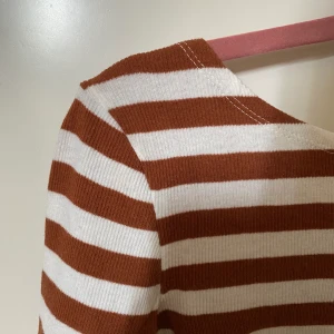 Randig croptop i brunt o vitt - En jättefin croptop från Forever 21! Ränderna är i färgerna brunt o vitt, fint skick! ❤️