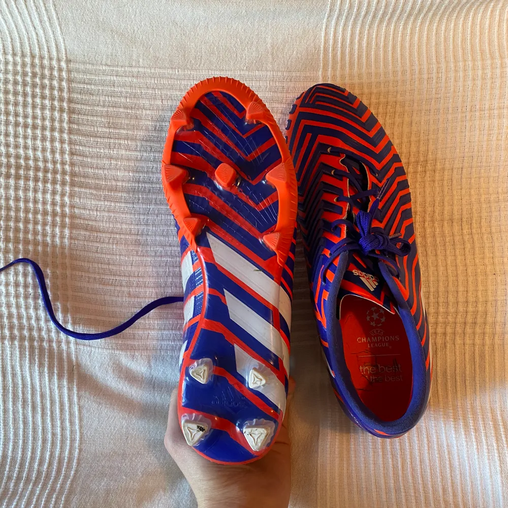 Adidas predator instinct i färgen red and blue. Använda ca 20min på konstgräsplan. Sitter bra på foten men passade inte mig. Storlek US 7 och UK 6 1/2. Skor.