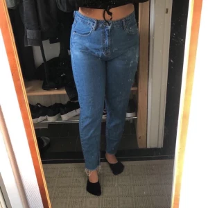 Mom jeans, storlek 36/38  - Säljer snygga Mom jeans i fin färg, bra skick! Använda få gånger. Säljer för 300kr köpta för 600kr på pull&bear. Sitter fint på men kommer tyvärr inte till användning för mig.. ❗️obs, står storlek 40 i byxan men väldigt liten modell❗️