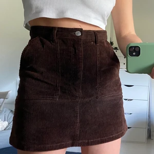 Manchester kjol monki  - Brun manchester kjol från Monki! strl 36, normal i storleken. Säljer för 100kr +frakt🐻🤎