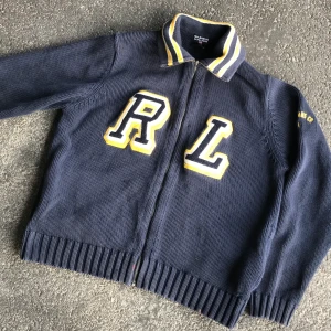 Stickad kofta - Supersnygg stickad kofta från RL (us polo) Mycket tjock och sparsamt använd. Storlek L