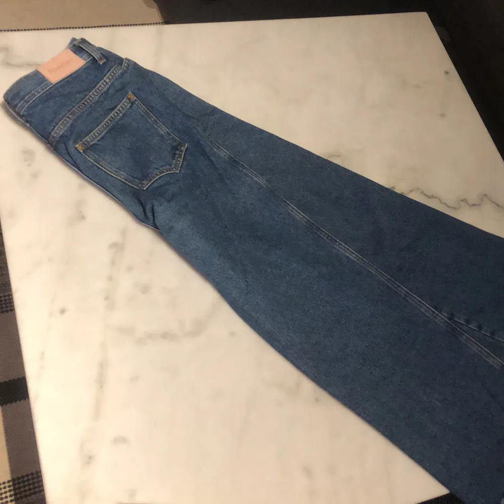 Tja, min flickvän vill gärna sälja sina Rodebjer jeans Modell Farrah storlek 28. Lagom använd, i cirka 6 månader. Orginal priset ligger på 1300 kr . Jeans & Byxor.