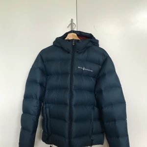 Sail Racing jacka strl M - Dunjacka i väldigt bra skick från sailracing. Köpt förra vinter men har tyvärr inte kommit till så mycket användning. Storlek medium men passar även small. Nypris ca 3600. 