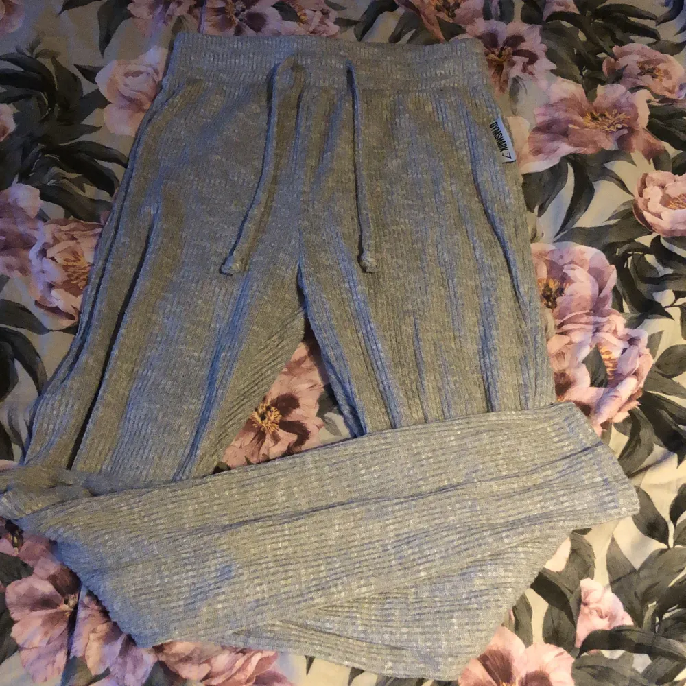 Mjukisbyxor/leggings ifrån gymshark som ingår i ett tidigare set de haft. Inköpspris 700kr, använda fåtal gånger, blivit för små för mig. . Jeans & Byxor.