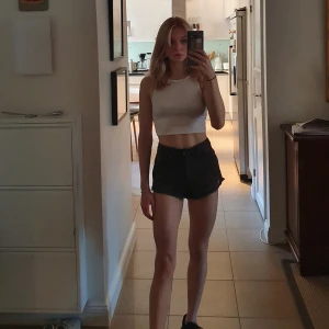 Jeansshorts  - Slitna jeansshorts i urtvättad svart färg. Väldigt korta! (Har justerat byxorna så de ska se ut som de gör när de passar. De är alltså för stora för mig egentligen) Frakt tillkommer, kan även mötas upp i Stockholm.