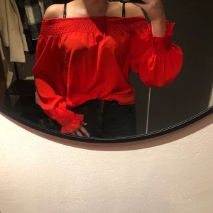 Röd topp stl S - Jätte fin röd topp från Gina tricot i stl S❤️ säljer pga att den bara ligger i garderoben. köparen står för frakt 