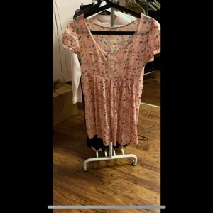 Sommarklänning - Jätte fin klänning men säljer pga att den inte passar. Skriv för mer bilder