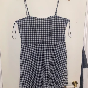 Rutig klänning - Kort rutig klänning i storlek 44, från H&M. Sann till storleken. Använd Max 2 gånger, i nyskick. Frakt tillkommer