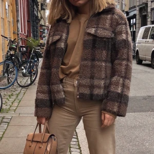 Jacka - Rutig teddyjacka från Monki, perfekt för hösten. Fickor i sidorna (fickorna på bröstet är fake) Använd fåtal gånger, mycket fint skick. Köparen står för frakten. 