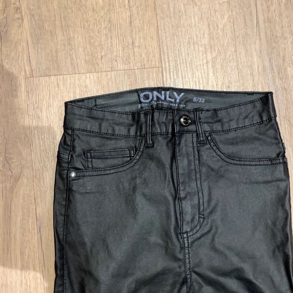 Svarta byxor ONLY - Jeans & Byxor | Plick Second Hand