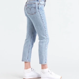 Levis Jeans 501 - Jeans från levis, modell 501. Dessa är alldeles för små för mig så kan tyvärr inte ta en bild när jag har dom på. Storleken är 26/28, jag skulle säga att de är rätt tighta i låren vilket gör att midjan kan bli stor och de är inte stretchiga. Köpta för ungefär 1-2 år sedan, i begagnat skick och slitna på några ställen men inga större skador på dom. Nypris: 1150 kr. Frakt: 115 kr 