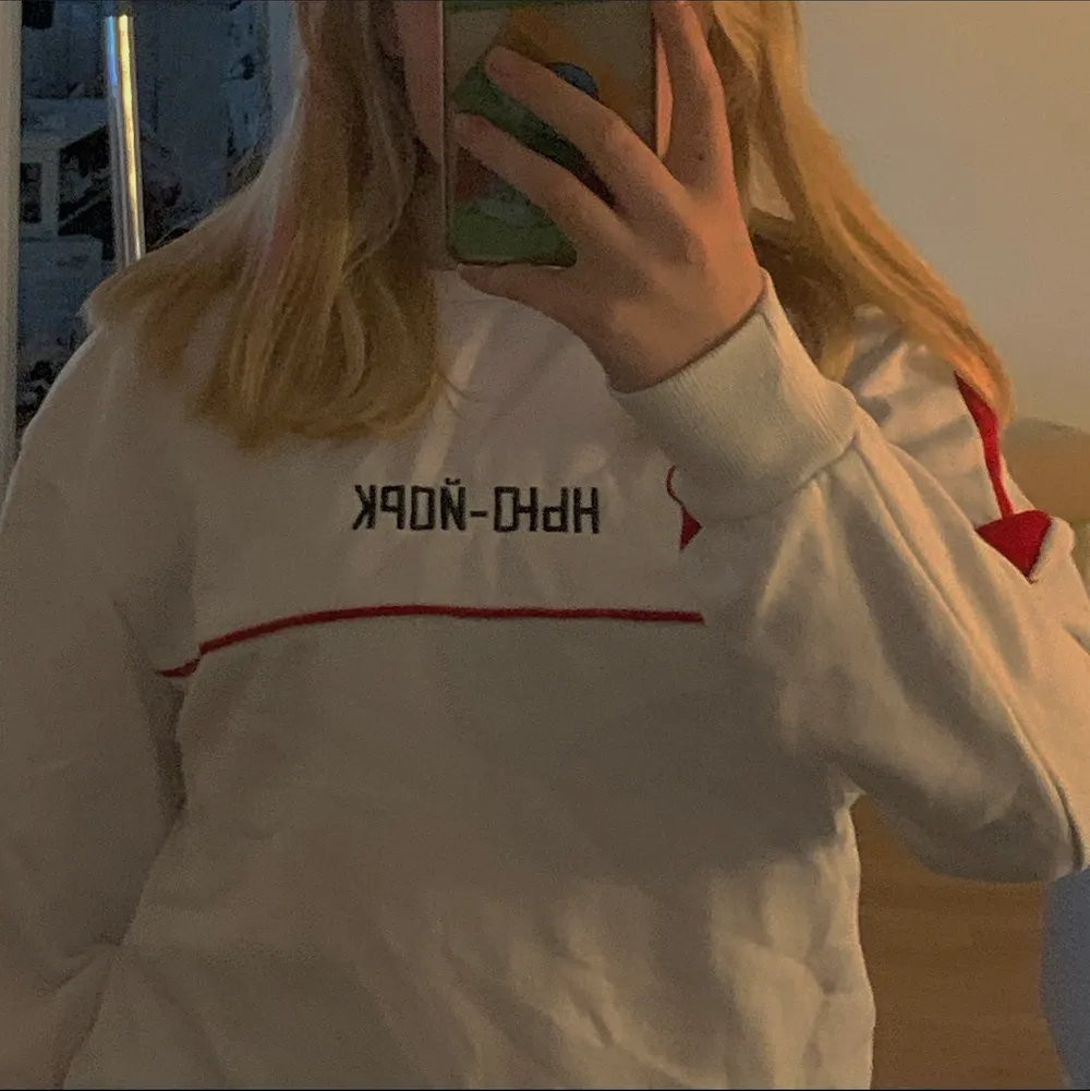 Söt tröja från hm, står new york på kinesiska. 100kr + frakt❣️. Hoodies.