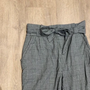 Byxor BikBok - Byxor med knyt i midjan från BikBok i storlek S. Knappt använda.✨ Köparen står för eventuell frakt.☺️