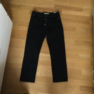 Levis ribcage straight storlek 29 - Det har användas ett flertal gånger men pga av att de krympts i tvätten så säljer jag dem