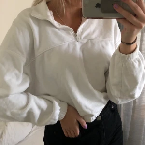 Tröja  - Fin vit tröja från weekday, storlek xs, funkar som S också. Frakt tillkommer på 63kr 