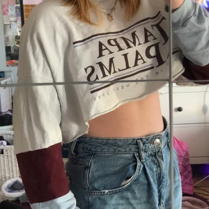 Croppad college tröja  - Super snygg croppad college tröja från pull and bear, knappt använd, köparen står för frakten, priset är diskuterbart