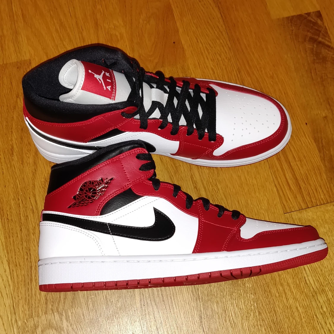 Jordan 1 Mid Chicago