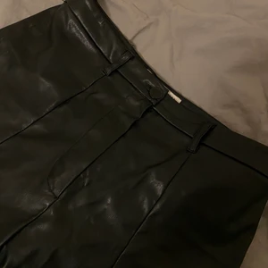 Supersnygga skinnbyxor från MQ - kommer tyvärr inte längre till användning men väldigt snygga. Köpta på MQ för över 700 så fin kvalite. Svårt att få till på bild. Storlek 34. Säljes för 180kr + frakt ✨💛