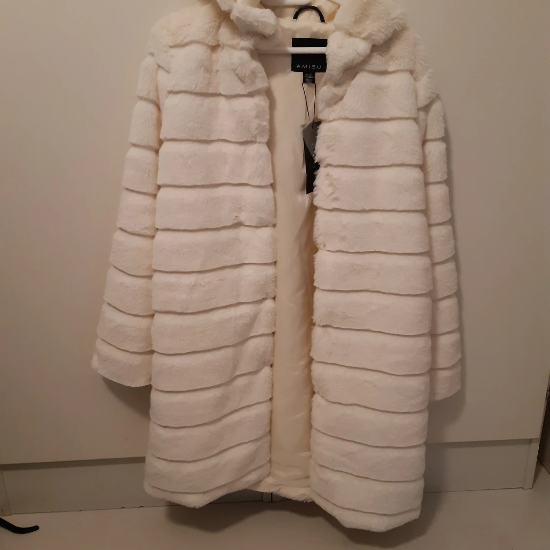 Helt ny vit kappa fuskpäls från Amisu 