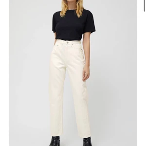 INTRESSEKOLL - Tänker att jag ska sälja mina vita row jeans! Passformen var inte som jag önskade, då jag inte kunde prova de i provrummet... därav har det bara legat i garderoben och behöver en ny ägare!! Är i Åre nu, så kan inte skicka några bilder hur de sitter på, men kan skicka från o med Söndag!