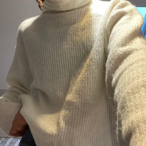 Vit stickad tröja - En super fin vit stickad tröja med hög hals från H&M som passar mycket bra till vinter men är inte riktigt är min grej längre. Köpt för ca 1 år sedan men skicket är fortfarande väldigt bra. Köpte för 180kr tror jag. Storleken är XS men passar typ som en S/är ganska stor i storleken
