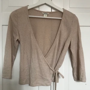 Tröja i omlott från Monki ! - Tröja i omlopp från Monki! Sparsamt använd! Storlek S, 50 kr! Frakt ingår ej..