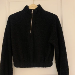 Teddy tröja - Säljer den här supermysiga teddytröjan från gina tricot. Sparsamt använd och kommer tyvärr inte till användning längre. 30kr + frakt💕